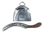 METAL PRATEADO, duas (2) peças, sendo: 1 pá cata migalha confeccionada em metal espessurado a prata com caneluras e folhagens com leves falhas na prateação, medindo 18,5x17cm e 1 escova em madeira com capa em metal prateado com sinais de oxidação, apresentando desgastes, medindo 31,5cm de comprimento.