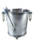 METAL PRATEADO, um (1) balde para gelo confeccionado em metal espessurado a prata da manufatura WOLFF, borda cinzelada em caneluras e folhagens, alças laterais em argolas, acompanha pegador de gelo, apresenta falhas na prateação, medindo 14x16x13cm.