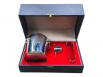 METAL PRATEADO, conjunto para whisky com três (3) peças confeccionadas em metal espessurado a prata da manufatura BEL PRATA, sendo: A) 1 balde para gelo cinzelado por elementos vegetalistas e alças laterais em argola, medindo 13,5x14x11,5cm, B) 1 dosador de whisky, medindo 3,5x10x4,5cm e C) 1 pegador de gelo, medindo 15,5cm de comprimento, acondicionadas em estojo original com forração em material sintético na cor preta.