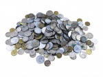 NUMISMÁTICA, lote com mais de cento e cinquenta (150) moedas nacionais de valores, períodos e estados distintos, vendidas conforme a foto.