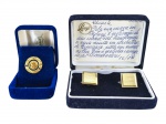 METAL DOURADO, lote com duas (2) peças confeccionadas em metal dourado, sendo: A) 1 estojo com par de abotoaduras quadradas em metal dourado, acompanhando dedicatória manuscrita na parte interna da tampa, medindo 1,7x1,7cm e B) 1 broche de lapela com figura de PAUL HARRIS em relevo, medindo 2cm, ambas acondicionadas em estojo original.
