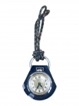 RELÓGIO, um (1) relógio chaveiro antigo Extra, com mostrador circular claro, numeração arábica, ponteiros azulados, caixa metálica em formato decorativo com acabamento escuro e prateado, acompanhado de argola e trançado em couro/sintético. Peça com sinais de uso, riscos, manchas, perdas no acabamento, não testado e sem garantia de funcionamento, medindo 3,5x3cm.
