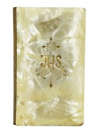ARTE SACRA, um (1) livreto/devocionário antigo Luz Divina, edição I.D.E.C., com capa rígida de acabamento nacarado/perolado, monograma JHS e decoração religiosa em dourado. Interior com orações e ilustrações coloridas, incluindo Sinal da Cruz, Ao Menino Jesus e Ao Santo Anjo da Guarda. Peça com sinais de uso, medindo 12x7cm.