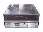 SOM, um (1) toca-discos vintage Philips 561, sistema estéreo analógico integrado da década de 1970. Ele possui base em madeira, controles deslizantes frontais, e mecanismo automático de toca-discos capaz de reproduzir discos de vinil nas velocidades de 33, 45, e 78 RPM, tampa solta em acrílico fumê, não testado e sem garantia de funcionamento, sinais de uso.