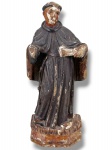 ARTE SACRA, um (1) imaginário confeccionado em madeira entalhada a mão representando Santo Antônio com patina policromada e olhos em vidro, apresentando falhas na patina, ausência do Menino Jesus e quebra no braço, vide foto, medindo 24,5cm de altura.