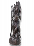 ESCULTURA ORIENTAL, uma (1) escultura balinesa confeccionada em jacarandá entalhado a mão representando figuras femininas tradicionais da Indonésia com traços ornamentados, medindo 33,5cm de altura.