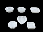 PORCELANAS, lote com seis (6) ramekins confeccionados em porcelana de modelos e tamanhos distintos, acondicionado em caixa original, maior medindo 8x8cm e menor 6,5cm.