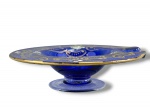 VIDRO VENEZIANO, um (1) cinzeiro confeccionado em vidro na tonalidade azul, cobalto, decorado por elementos vegetalistas em ouro, vestígios de elementos florais em policromia e dama antiga, medindo 3x12,5cm.