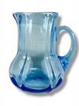 VIDRO, uma (1) jarra confeccionada em vidro canelado na tonalidade azul, medindo 17x14x10cm.
