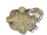 BRONZE, um (1) cinzeiro art noveau confeccionado em bronze com cinzelado de figuras campestres, elementos vegetalistas ladeado por dragão em vazado, medindo 17,5x13cm.