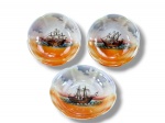 PORCELANAS, três (3) bowls confeccionados em porcelana furtacor com pintura de embarcações distintas em policromia sobre mar na tonalidade abóbora, medindo 3x12cm.