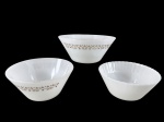 TERMO-REY, três (3) tigelas confeccionadas em vidro opalinado na tonalidade branca, sendo 2 decorados por flores e folhagens na tonalidade marrom, medindo 9x20,5cm, 8,5x18,5cm, 1 bicado na borda.