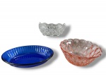 VIDROS, lote com três (3) peças confeccionadas em vidro, sendo: A) 1 travessa da marca COLOREX na tonalidade azul, medindo 21x15cm, B) 1 pequeno centro de mesa translucido com moldagem geométrica e floral, medindo 7x14x9,5cm e C) 1 tigela na tonalidade rosa, moldagem de folhagens e fundo estrelado, medindo 7x17,5cm.
