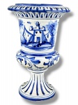 FAIANÇA FRANCESA, um (1) vaso confeccionado em faiança vitrificada na tonalidade branca, decorado por caneluras e cena campestre com animais na tonalidade azul, apresenta colado na base, medindo 23x15cm.