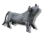 ESCULTURA, uma (1) pequena escultura confeccionada em estanho representando touro, medindo 6x9cm, apresentando leves patinas e furo no pescoço.