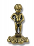ESCULTURA, uma (1) pequena escultura confeccionada em bronze representando Manneken Pis (o famoso monumento histórico localizado em Bruxelas, na Bélgica), apoiado sobre base circular no feitio de flor, medindo 8cm de altura.