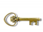 BRONZE, uma (1) chave antiga confeccionada em bronze polido, com pega em coração vazado, medindo 17,5cm de comprimento.