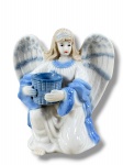 ARTE SACRA, um (1) castiçal confeccionado em porcelana na tonalidade branca representando figura angelical com realces na tonalidade azul, medindo 12x10x6,5cm.