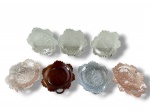 VIDROS, lote com sete (7) petisqueiras no feitio de folha confeccionadas em vidro de tonalidades distintas, medindo 19,5x19cm. Vermelha apresenta bicado.