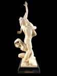 ESCULTURA, um (1) grupo escultórico resina, sendo uma reprodução do clássico renascentista italiano "O Rapto das Sabinas", inspirada na famosa escultura de Giambologna de 1583. A composição de três figuras masculinas e femininas entrelaçadas capta a clássica técnica renascentista figura serpentinata, apoiada sobre base escalonada na tonalidade preta com placa metálica, medindo 66,5cm.