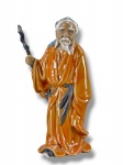 ESCULTURA ORIENTAL, uma (1) escultura confeccionada em cerâmica vitrificada com pintura eem policromia representando sábio chinês, medindo 21,5cm de altura.