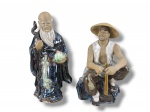 ESCULTURAS ORIENTAIS, lote com duas (2) esculturas confeccionadas em cerâmicas vitrificadas representando figuras orientais, sendo: A) 1 representando Shou Xing, o Deus da Longevidade, medindo 20,5cm de altura e B) 1 representando artesão, medindo 19cm.