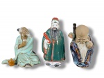 ESCULTURAS ORIENTAIS, lote com três (3) esculturas confeccionadas em cerâmicas vitrificadas de modelos, tamanhos e decorações distintas representando sábios chineses, maior medindo 11,5cm e menor 9cm.