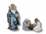 ESCULTURAS ORIENTAIS, lote com duas (2) esculturas confeccionadas em cerâmicas vitrificadas representando figuras orientais, sendo: A) 1 representando Shou Xing, o Deus da Longevidade, medindo 20,5cm de altura e B) 1 grupo escultórico representando dois homens bebendo, medindo 9,5x14cm.