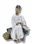 ESCULTURA ORIENTAL, uma (1) escultura confeccionada em cerâmica vitrificada representando médico herbalista esmaltado em policromia, medindo 22,5x16cm.