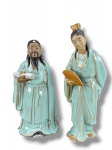 ESCULTURAS ORIENTAIS, lote com duas (2) esculturas confeccionadas em cerâmicas vitrificadas representando figuras orientais com vestes na tonalidade verde, sendo: A) 1 sábio, medindo 19cm e B) 1 gueixa medindo 22cm.