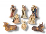 ARTE SACRA, presépio com nove (9) figuras confeccionadas em resina esmaltada em policromia da manufatura SANTINI CHRISTIMAS, sendo Jesus, Maria e José, além dos três reis magos, boi, burro e ovelha, maior peça medindo 23cm e menor 5x8cm. Acondicionada em caixa original protegida por isopor.