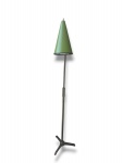 LUMINÁRIA, uma (1) luminária de piso para uma lâmpada confeccionado em metal esmaltado na tonalidade preta, cúpula cônica na tonalidade verde, haste articulável, pés tripoides, fiação nova, medindo 156cm de altura.