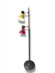 LUMINÁRIA, uma (1) luminária de piso para duas lâmpadas confeccionado em metal esmaltado na tonalidade preta, duas cúpulas nas cores amarela e vermelho com arrremates em metal dourado, fiação nova, medindo 126cm de altura.