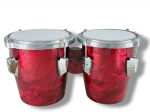 INSTRUMENTO MUSICAL, um (1) bongô confeccionado em madeira com revestimento sintético em galalite na tonalidade vermelha, guarnições em metal cromado com sinais de oxidação, acondicionado em estojo original com madeira com revestimento em couro preto, apresenta marcas do tempo e leves desgastes no estojo, bongo medindo 20x39x18cm.