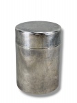 METAL PRATEADO, um (1) porta cotonetes confeccionado em metal espessurado a prata da manufatura BAND PLATE, corpo cilíndrico e liso, apresenta ranhuras, medindo 10,5x7,5cm.