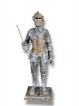 ESCULTURA, uma (1) escultura representando guerreiro medieval confeccionado em resina com pintura prateada e adornos dourados, medindo 39cm de altura.