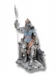 ESCULTURA, uma (1) escultura confeccionada em resina representando deus nórdico Odin sentado em seu trono, empunhando sua lança Gungnir e acompanhado por um de seus lobos e um de seus corvos com pintura policromada, medindo 31cm de altura com a lança.