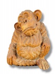 ESCULTURA, uma (1) escultura confeccionada em madeira entalhada a mão representando macaco, medindo 18,5cm de altura.
