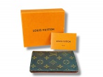 LOUIS VUITTON, uma (1) carteira feminina, em canvas monogram na cor marrom, com padrão clássico da marca em tons dourados, formato retangular e bordas em couro. Acompanha caixa laranja Louis Vuitton e cartão/envelope da marca. Peça com sinais de uso, desgastes nas bordas, falhas na costura, medindo 14x10cm.
