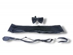 GIORGIO ARMANI, conjunto masculino para traje social/smoking, confeccionado em seda preta, composto por uma (1) gravata borboleta, uma (1) faixa/cummerbund com pregas em tecido acetinado e uma (1) tira/alça longa. Peças com sinais de uso, vincos, pequenas marcas, acondicionadas em caixa original.