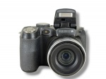 FOTOGRAFIA, FUJIFILM, uma (1) câmera fotográfica digital semiprofissional/bridge, modelo FinePix S1800, em corpo preto, com lente objetiva fixa, zoom óptico, flash pop-up embutido, visor frontal e comandos superiores. Peça com sinais de uso, não testada e sem garantia de funcionamento.