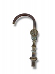 BRONZE, uma (1) torneira confeccionada em bronze, corpo torneado com bico curvo, medindo 34,5x16cm.