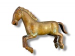 ESCULTURA, uma (1) escultura confeccionada em bronze representando cavalo, medindo 10,5x15cm.