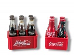 COLECIONISMO, duas (2) miniaturas decorativas de engradados, em plástico vermelho, contendo pequenas garrafinhas estilo refrigerante, com líquidos escuros e rótulos variados, incluindo Coca-Cola, Koka-Kola e grafismos promocionais, 1 garrafa metálica com mossa, medida total 8x8x5cm e 8x6x6cm.