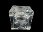 DIVERSOS, um (1) balde para gelo confeccionado em acrílico translucido representando o planeta Terra, comercealizado pela loja INFINITY no qual possui selo, apresentando bicado lateral, medindo 18x18x18cm.
