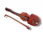 INSTRUMENTO MUSICAL, um (1) violino 4/4 c/ arco confeccionado em madeira escura, laterais recortadas, 4 cordas, medindo 60cm de comprimento, vendido no estado da foto.