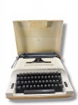 DIVERSOS, uma (1) máquina de escrever portátil Remington 22, em corpo rígido na cor creme, com teclado preto, tampa e corpo com parte externa com marcas do tempo, em bom estado de conservação, medindo 12x23x33cm.