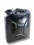 COLECIONISMO, um (1) galão metálico tipo jerry can, na cor preta, com alça superior, tampa/bocal articulado e corpo com relevos estruturais, inscrição aparente 10L e marca em relevo na parte frontal, medindo 41x35x15cm.