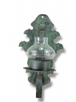 LUMINÁRIA, uma (1) arandela para uma lâmpada confeccionada em ferro esmaltado na tonalidade verde, haste curva, espelho recortado e manga em vidro translúcido, medindo 30,5x18cm.
