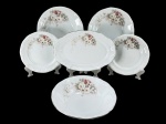PORCELANA SCHMIDT, lote com seis (6) peças confeccionadas em porcelana na tonalidade branca com pintura de elementos florais em policromia e filetes em prata, sendo: A) 1 saladeira, ínfimo bicado, medindo 6,5x25cm, B) 1 travessa oval, medindo 28,5x19cm, C) 2 pratos fundos, medindo 23,5cm de diâmetro e D) 2 pratos para sobremesa, medindo 19,5cm.